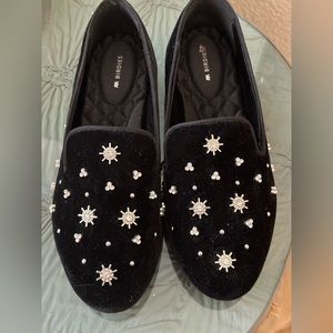 Brand new Women’s velvet Birdies with rhinestones. Super cute. Size 10